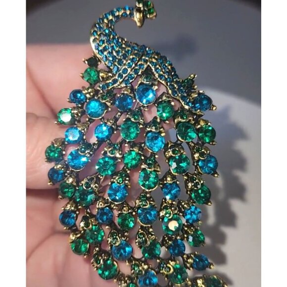 Peacock Brooch Beautiful Blue Green Rhinestone Jewels on Gold Tone Metal - Picture 1 of 3
